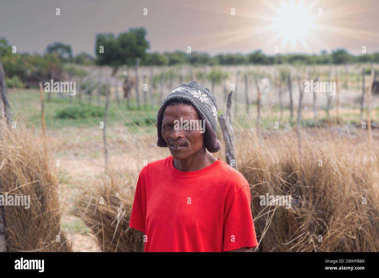Village san african man, trasferito dal Kalahari a nuovi villaggi, con indosso un berretto, Foto Stock