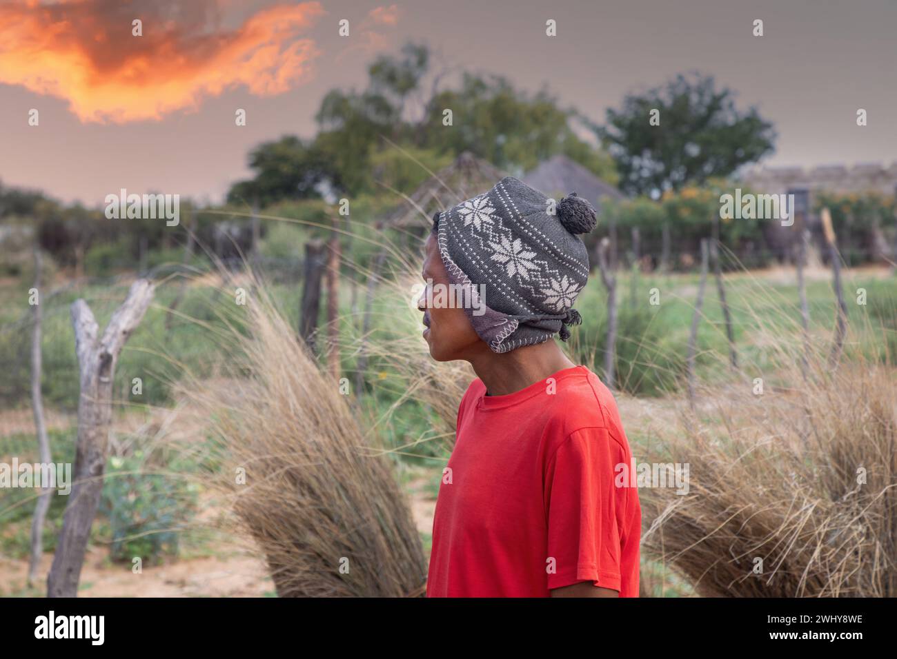 Village san african man, trasferito dal Kalahari a nuovi villaggi, con indosso un berretto, Foto Stock
