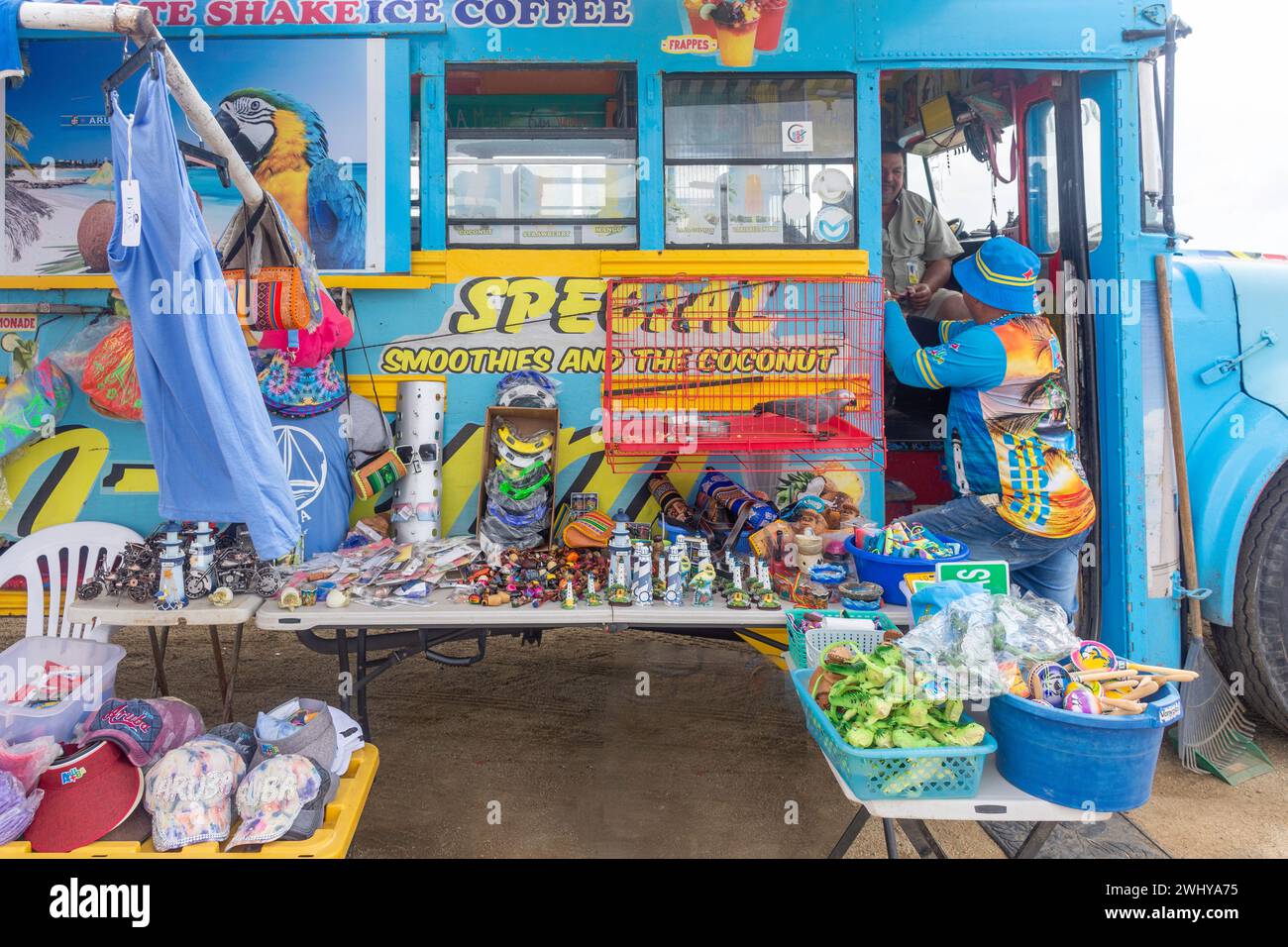 Autobus souvenir presso il faro della California, Hudishibana, Noord, Aruba, le isole ABC, Antille Leeward, Caraibi Foto Stock