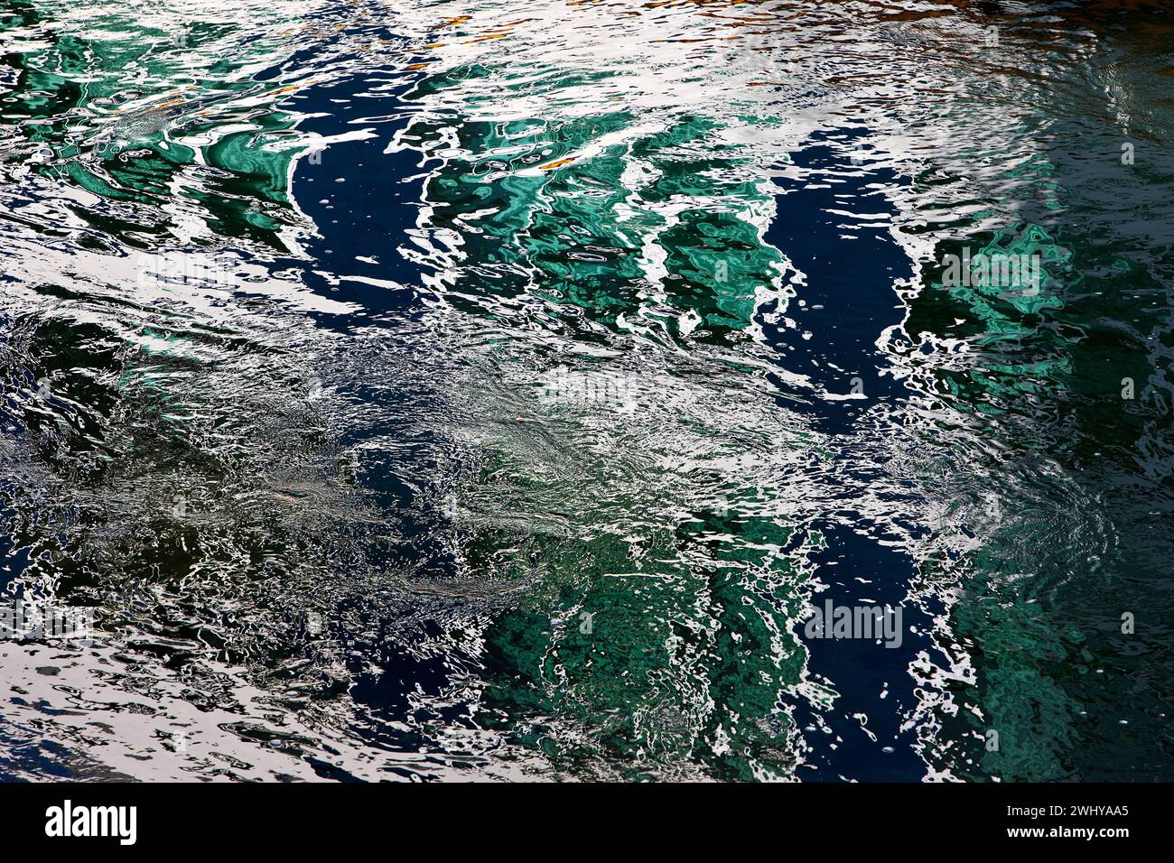 Riflessione di una nave sulla superficie idrica del Reno, Bonn, Renania settentrionale-Vestfalia, Germania Europa Foto Stock
