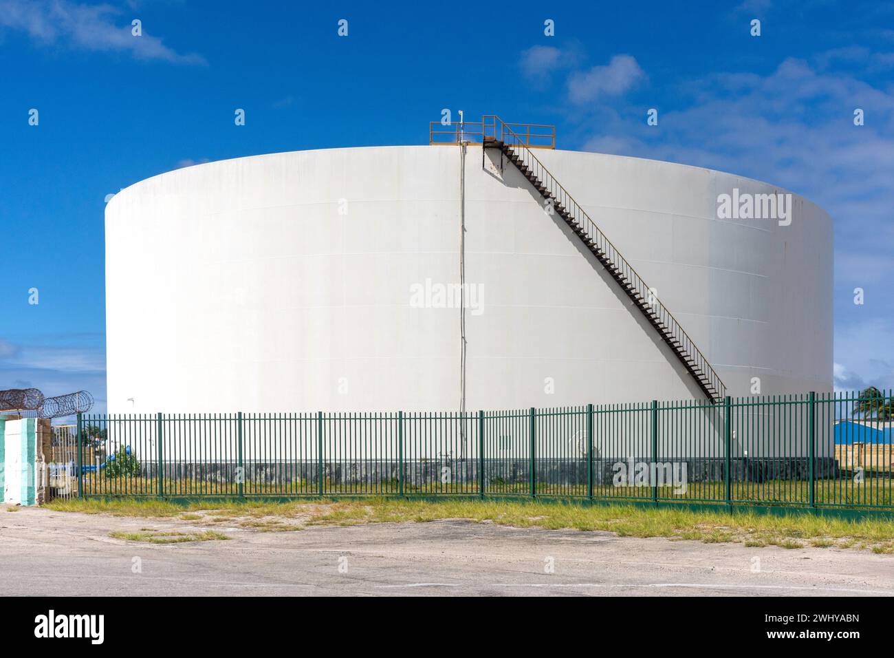 Serbatoio di stoccaggio dell'olio nel porto di Oranjestad, Aruba, Isole ABC, Antille Leeward, Caraibi Foto Stock