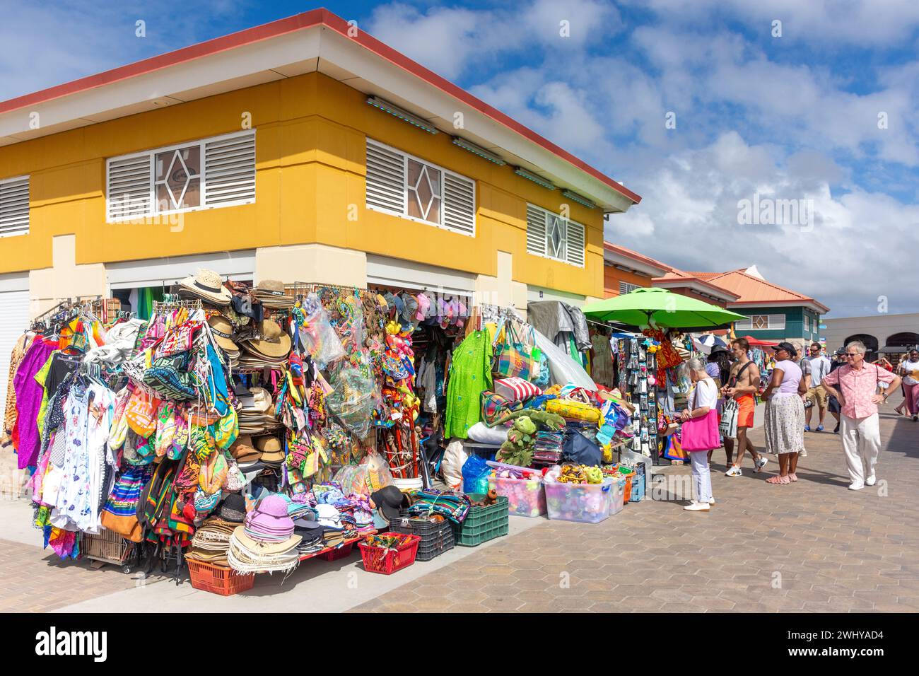 Negozi di souvenir all'ingresso del porto delle navi da crociera, Oranjestad, Aruba, isole ABC, Antille Leeward, Caraibi Foto Stock