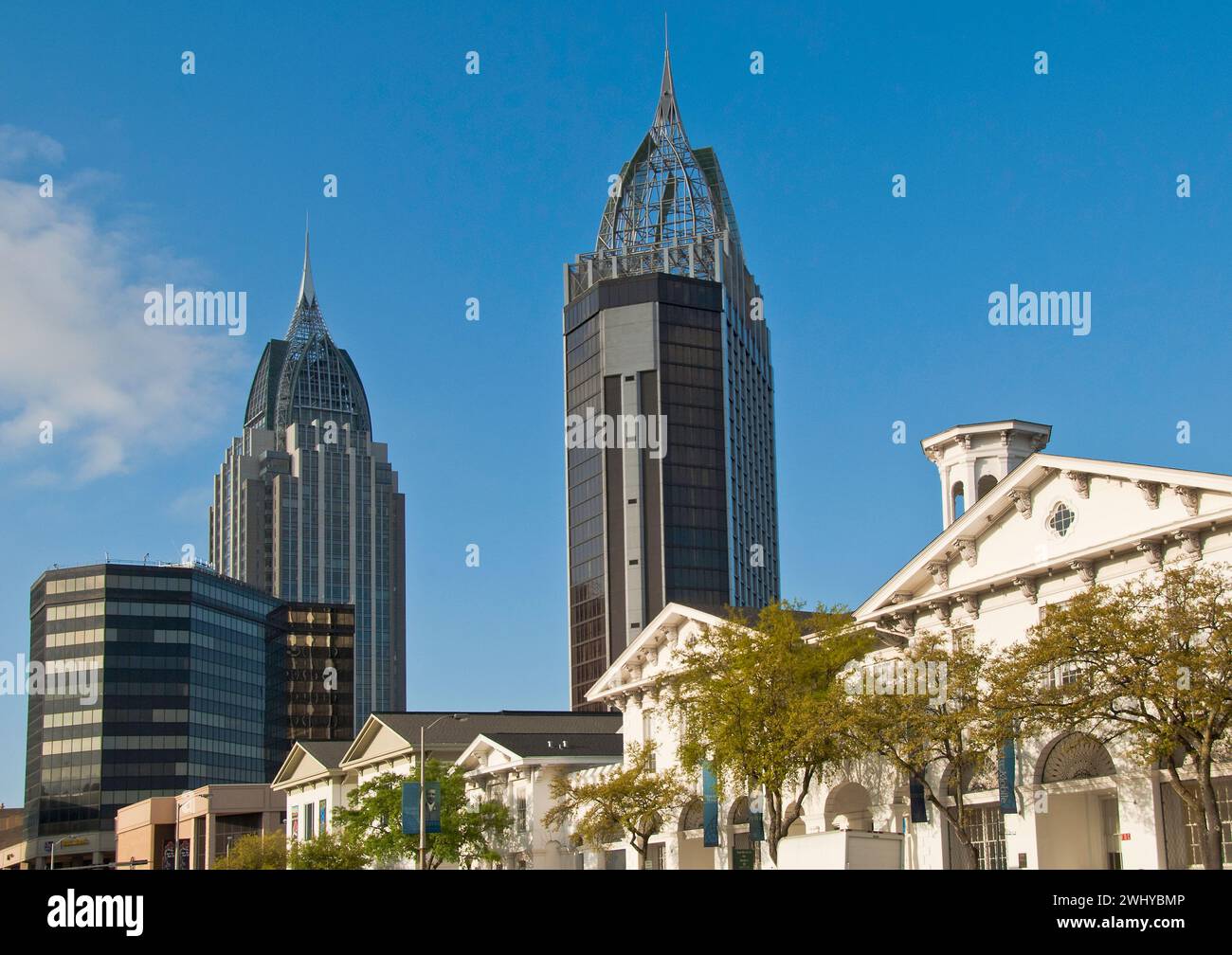 Museo di Mobile (costruito nel 1857) - Renaissance Riverview Plaza Hotel - RSA Battle House Tower - centro città di Mobile, Alabama - USA Foto Stock