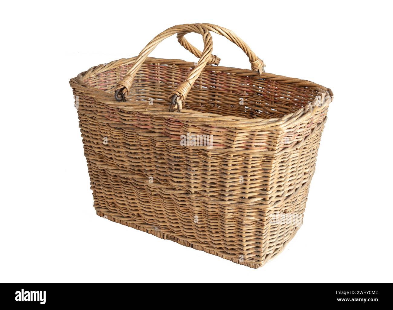 Vecchio cestello in vimini realizzato a mano isolato su sfondo bianco Foto Stock