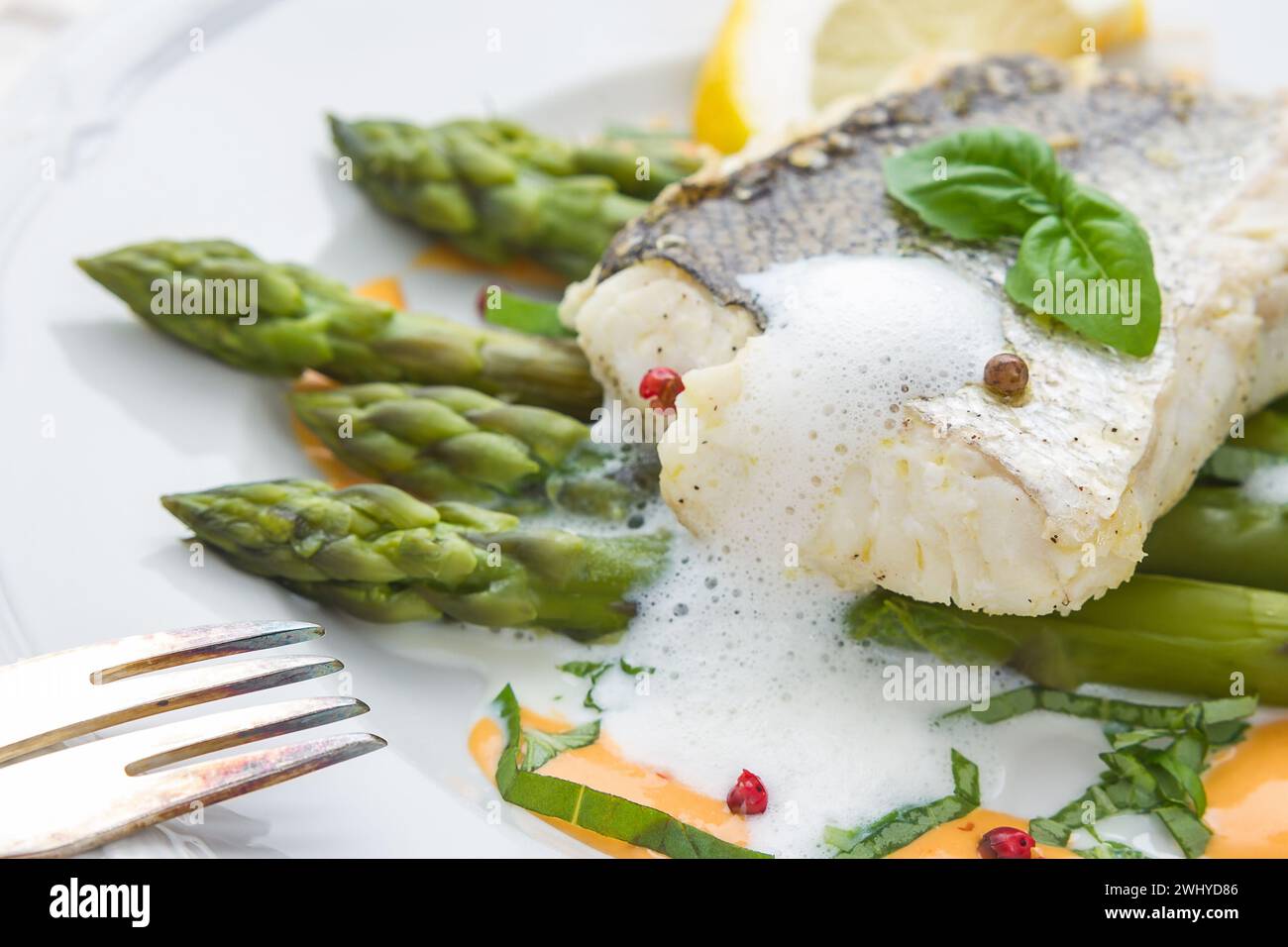 Filetto di nasello con salsa di asparagi verdi Foto Stock
