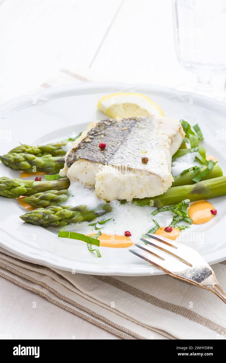 Filetto di nasello con salsa di asparagi Foto Stock