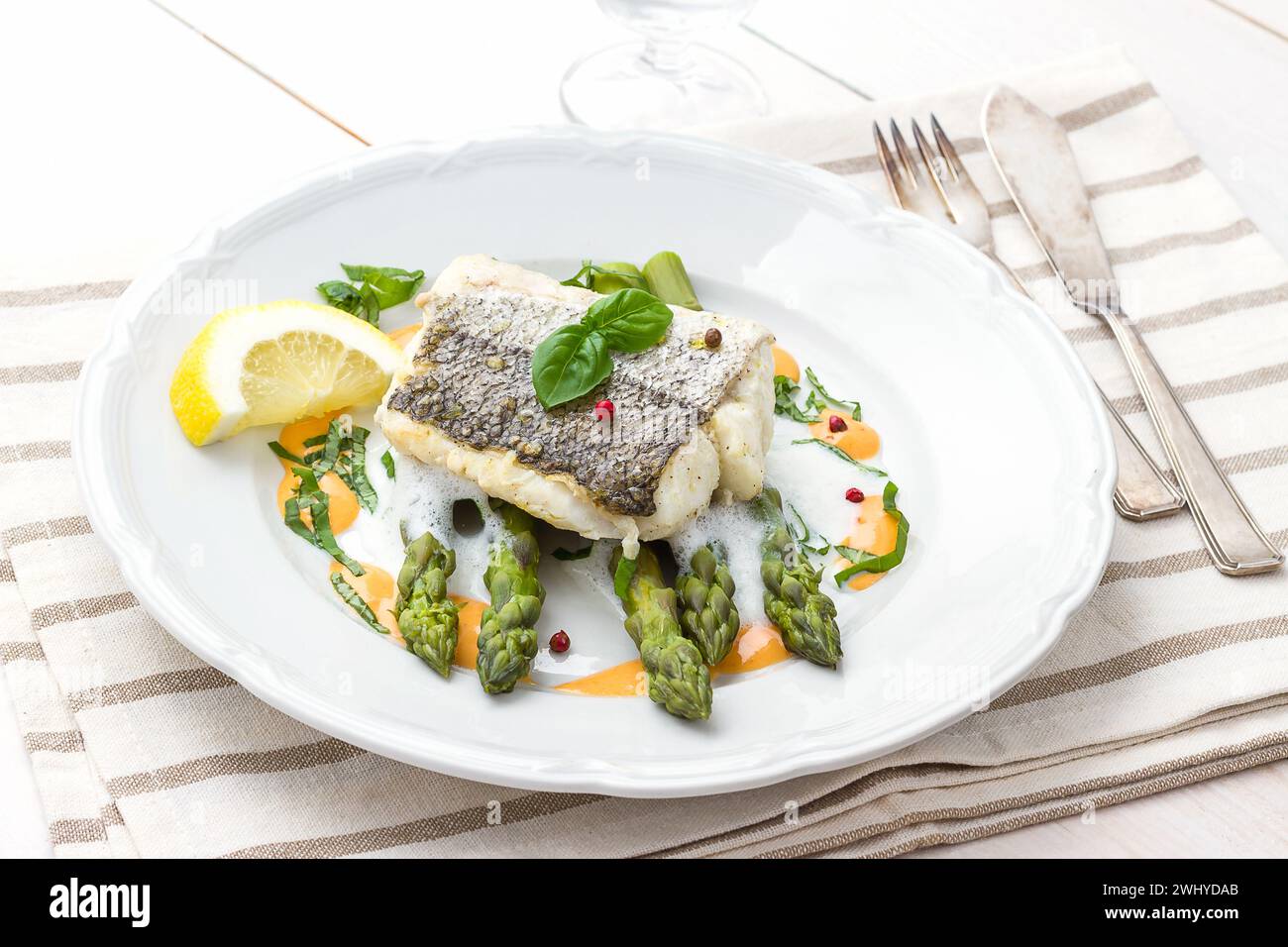Filetto di nasello con salsa di asparagi Foto Stock