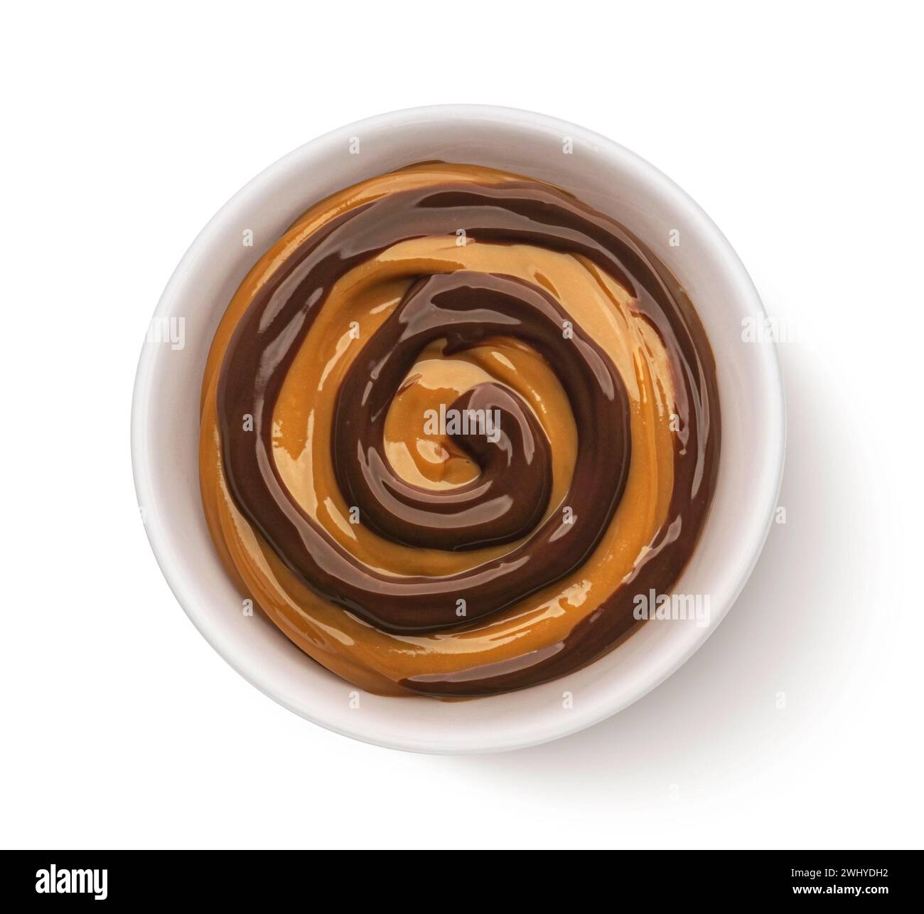 Il caramello e la crema di cioccolato girano a spirale isolati su sfondo bianco, vista dall'alto Foto Stock