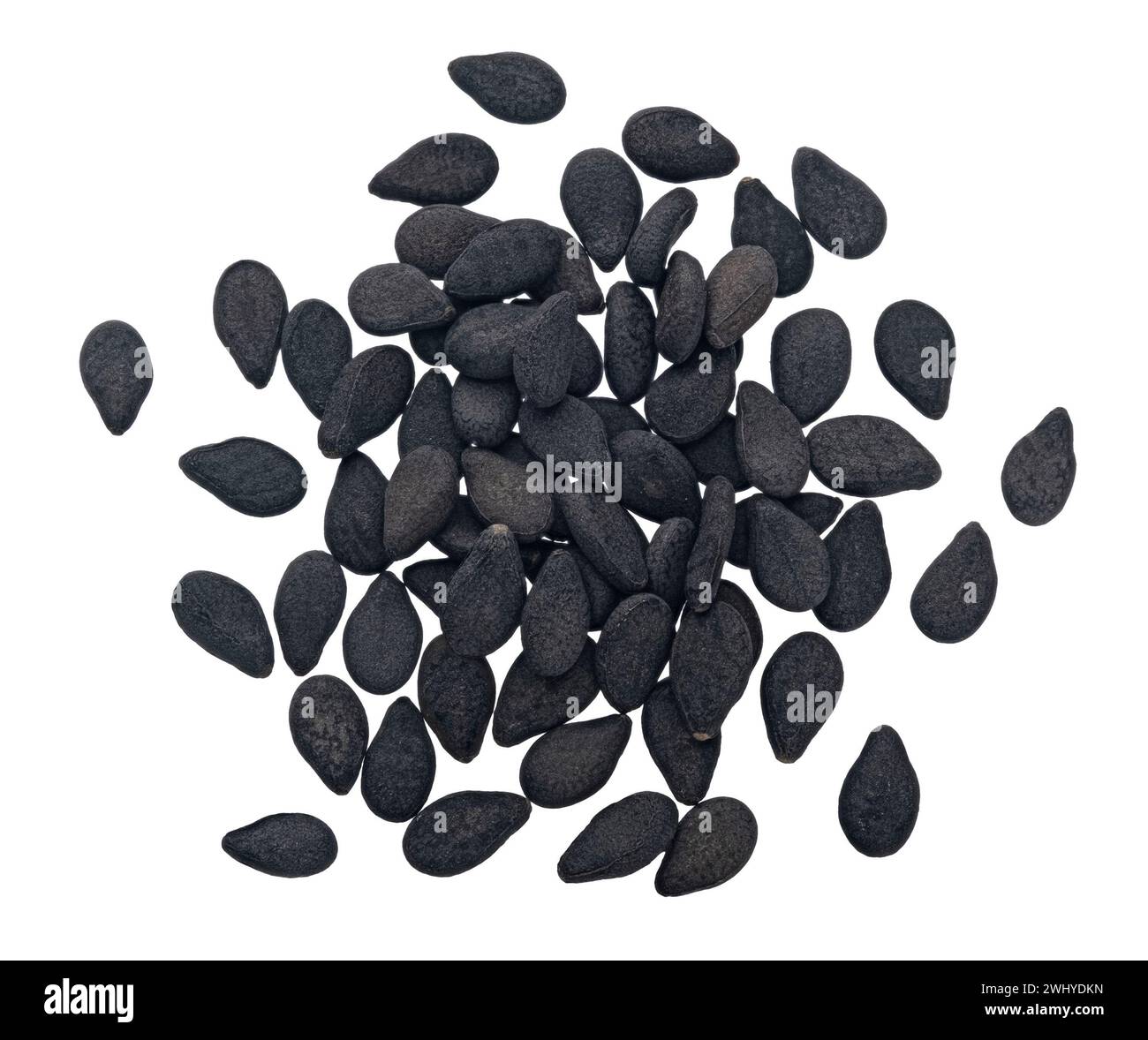 Pila di semi di sesamo nero isolati su sfondo bianco, vista dall'alto Foto Stock