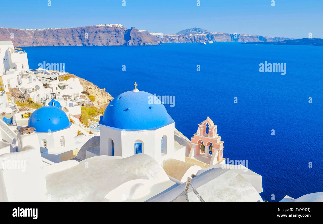 Oia Old Streets Santorini Grecia in una giornata di sole durante l'estate con case e chiese bianche, Foto Stock
