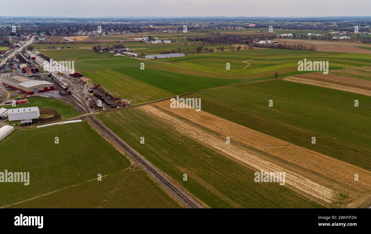 Paesaggio dei droni della campagna Amish con terreni agricoli, fattorie e Rolling Hills in un giorno d'inverno Foto Stock