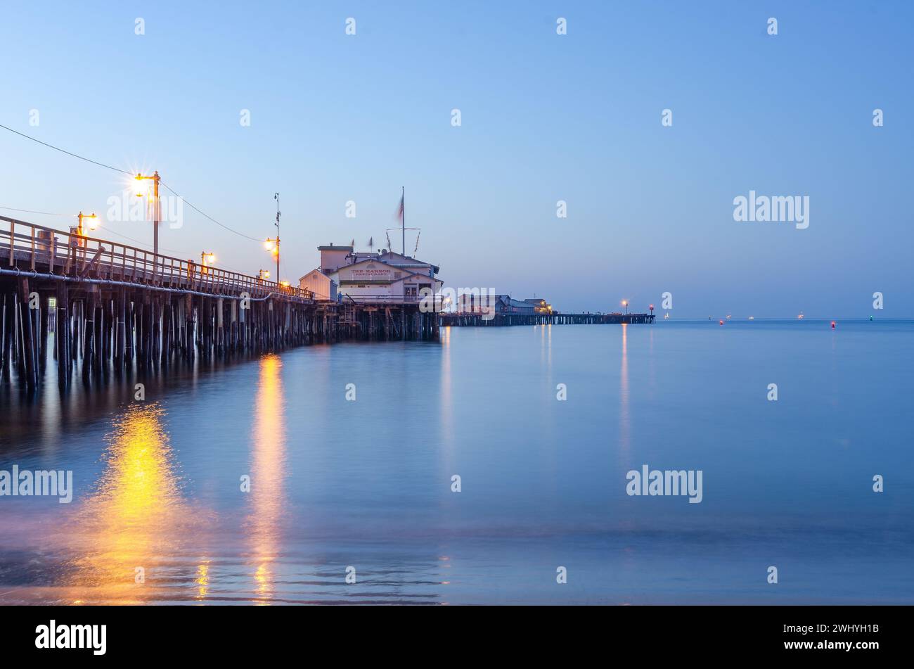 Stearns Wharf, Santa Barbara, vista sull'alba, bellezza costiera, bagliore del mattino, il sole sorge sull'oceano, l'alba presto, l'alba sulla costa Foto Stock