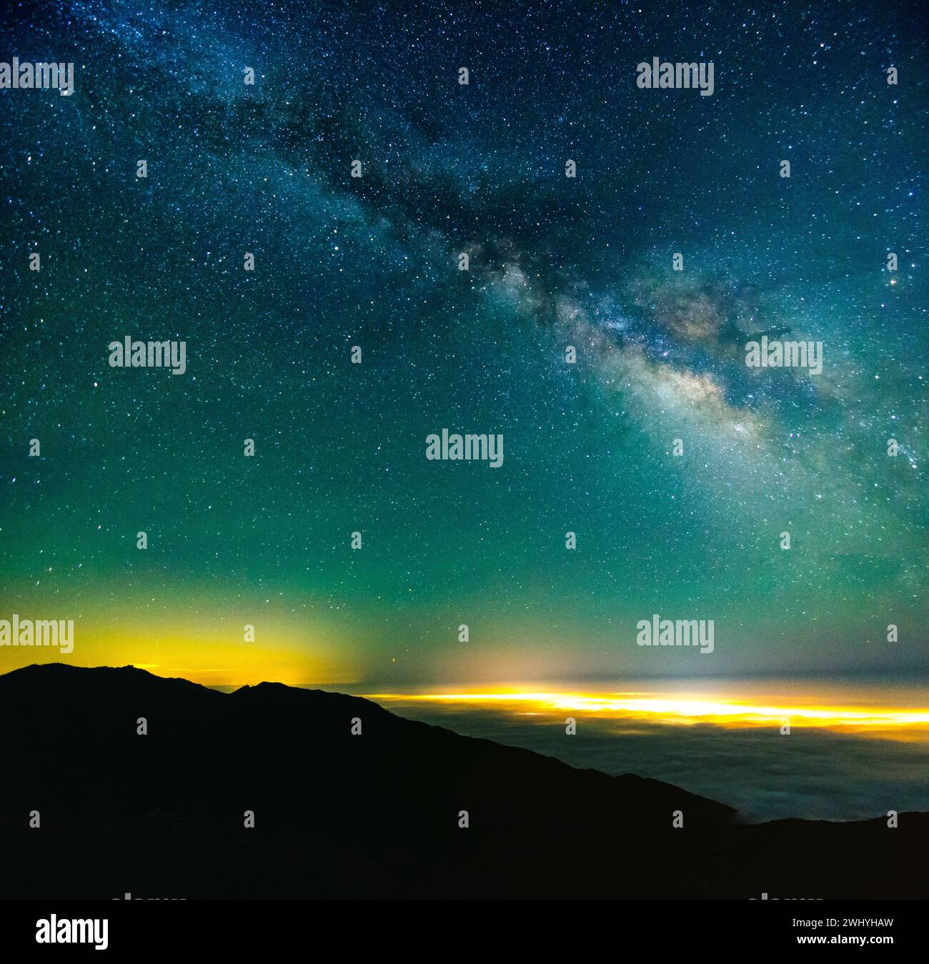 Astrofotografia, via Lattea, cielo notturno, stelle dettagliate, colori vivaci, bellezza cosmica, panorama galattico, notte stellata, spazio profondo Foto Stock