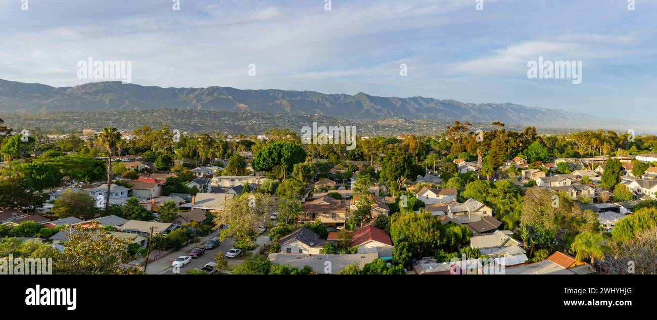 Centro di Santa Barbara, vista sopraelevata, tramonto, tramonto, paesaggio urbano, montagne, città costiera, panorama urbano Foto Stock