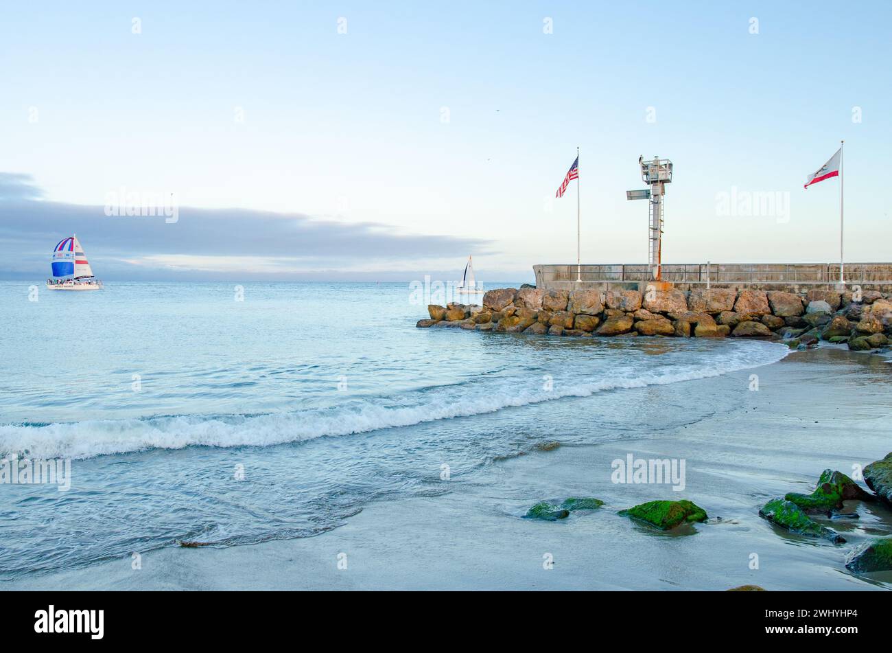 Porto di Santa Barbara, frangiflutti sabbiosi, paesaggio costiero, vista sull'oceano, paesaggio nautico, ingresso al porto Foto Stock