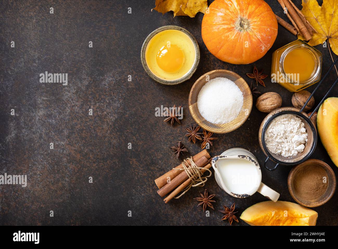 Preparazione al forno per il giorno del Ringraziamento o per le vacanze autunnali. Cottura casalinga con ingredienti quali zucche, zucchero, farina, Foto Stock