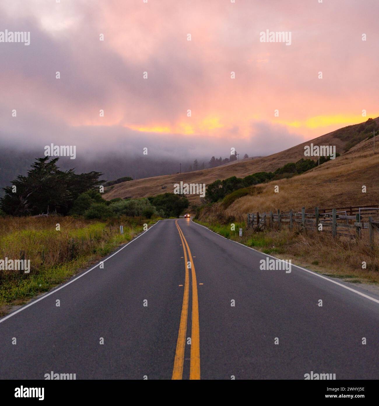 California settentrionale, Backcountry, querce, fienili abbandonati, paesaggi rurali, fascino di campagna, bellezza rustica, vecchie strutture, boschi di querce Foto Stock