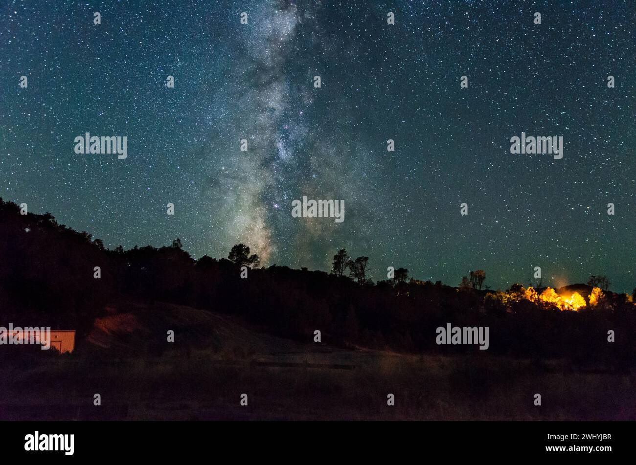 Via Lattea, Rising, Hills, Lago Sonoma, California settentrionale, cielo notturno, astronomia, astrofotografia Foto Stock