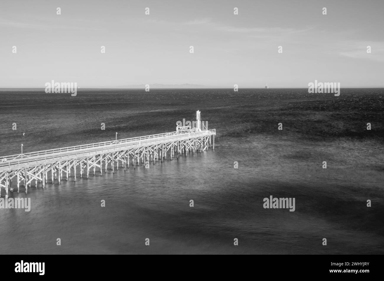 Molo Gaviota, bianco e nero, struttura costiera, scena monocromatica, vista sull'oceano, architettura del molo, tranquillità sul mare Foto Stock Molo Gaviota, bianco e nero, struttura costiera, scena monocromatica, vista sull'oceano, architettura del molo, tranquillità sul mare Foto Stock