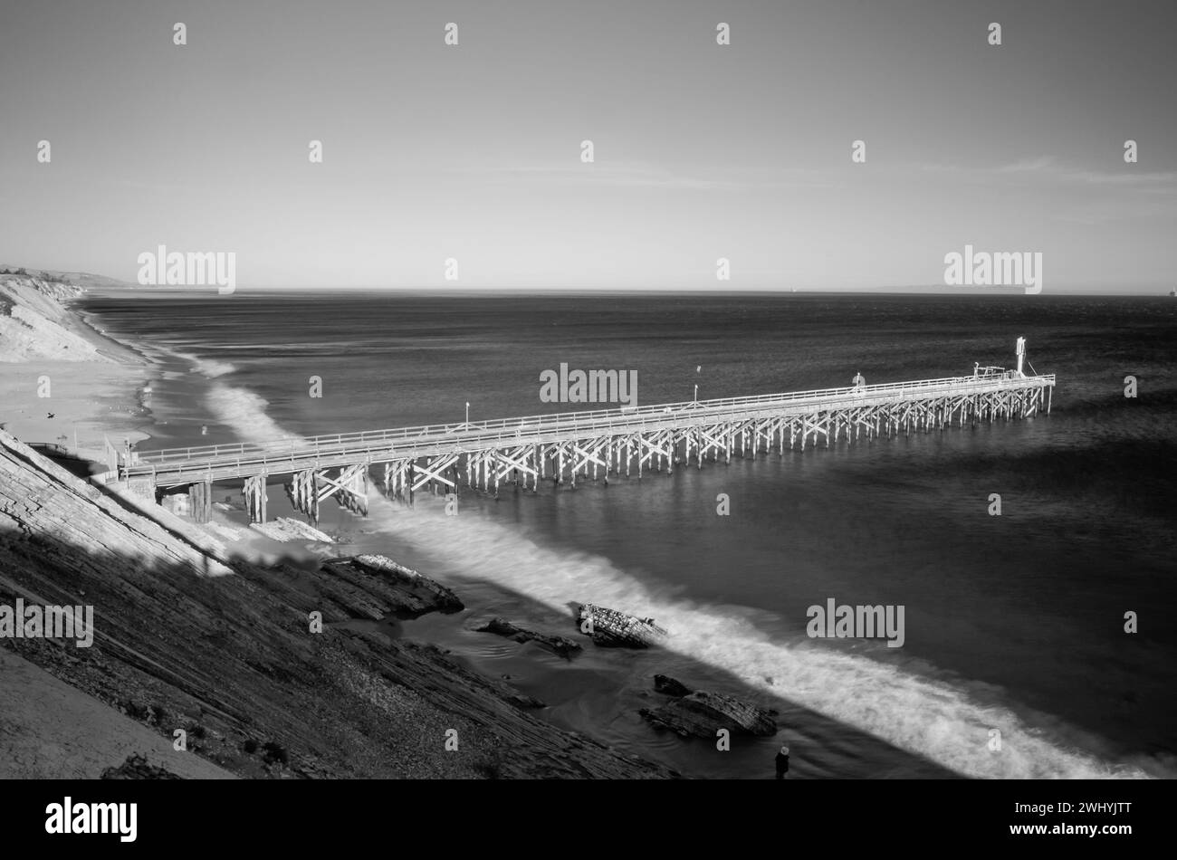 Molo Gaviota, bianco e nero, struttura costiera, scena monocromatica, vista sull'oceano, architettura del molo, tranquillità sul mare Foto Stock