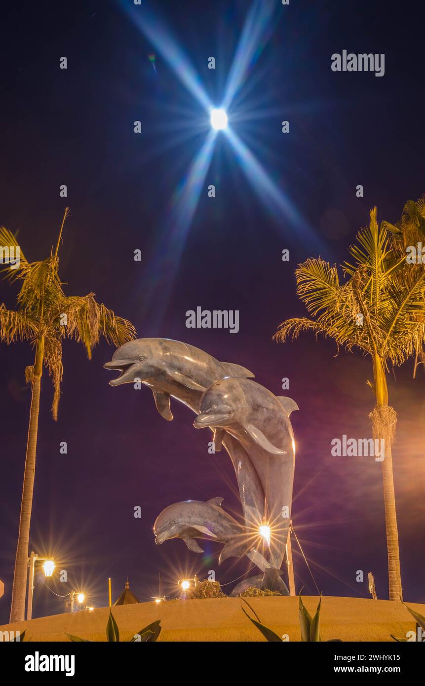 Santa Barbara, statua dei delfini, arte pubblica, punto di riferimento, Scultura, città costiera, iconica, attrazione turistica, opere d'arte all'aperto Foto Stock