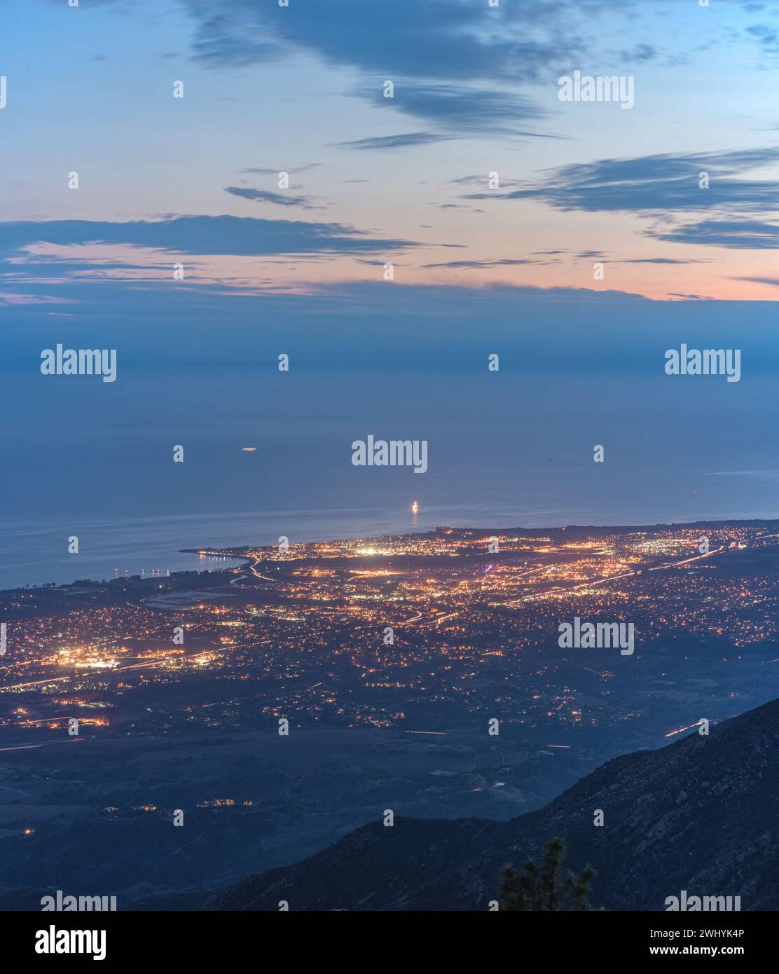 Vista aerea, Santa Barbara, Ventura, Carpinteria, Goleta, crepuscolo, lunga esposizione, città costiere, paesaggio urbano, tramonto, luci per la città, antenna Dusk Foto Stock