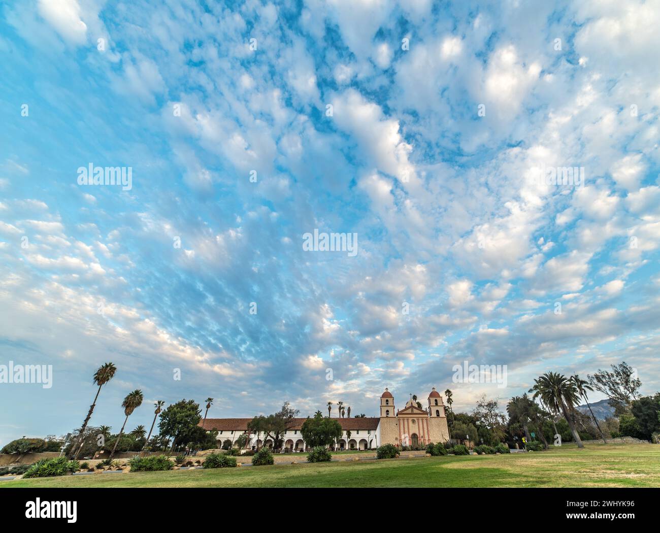 Santa Barbara Mission, Rose Garden, Sunrise, architettura storica, luce del mattino, storia missionaria Foto Stock