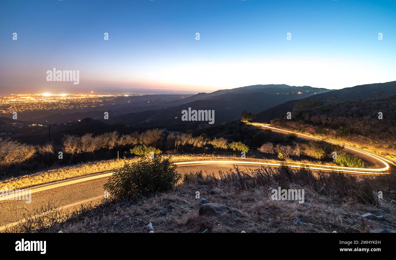 Esposizione lunga, fari per auto, montagne, Santa Barbara, notte, sentieri leggeri, strada di montagna, guida notturna, paesaggi montuosi illuminati Foto Stock