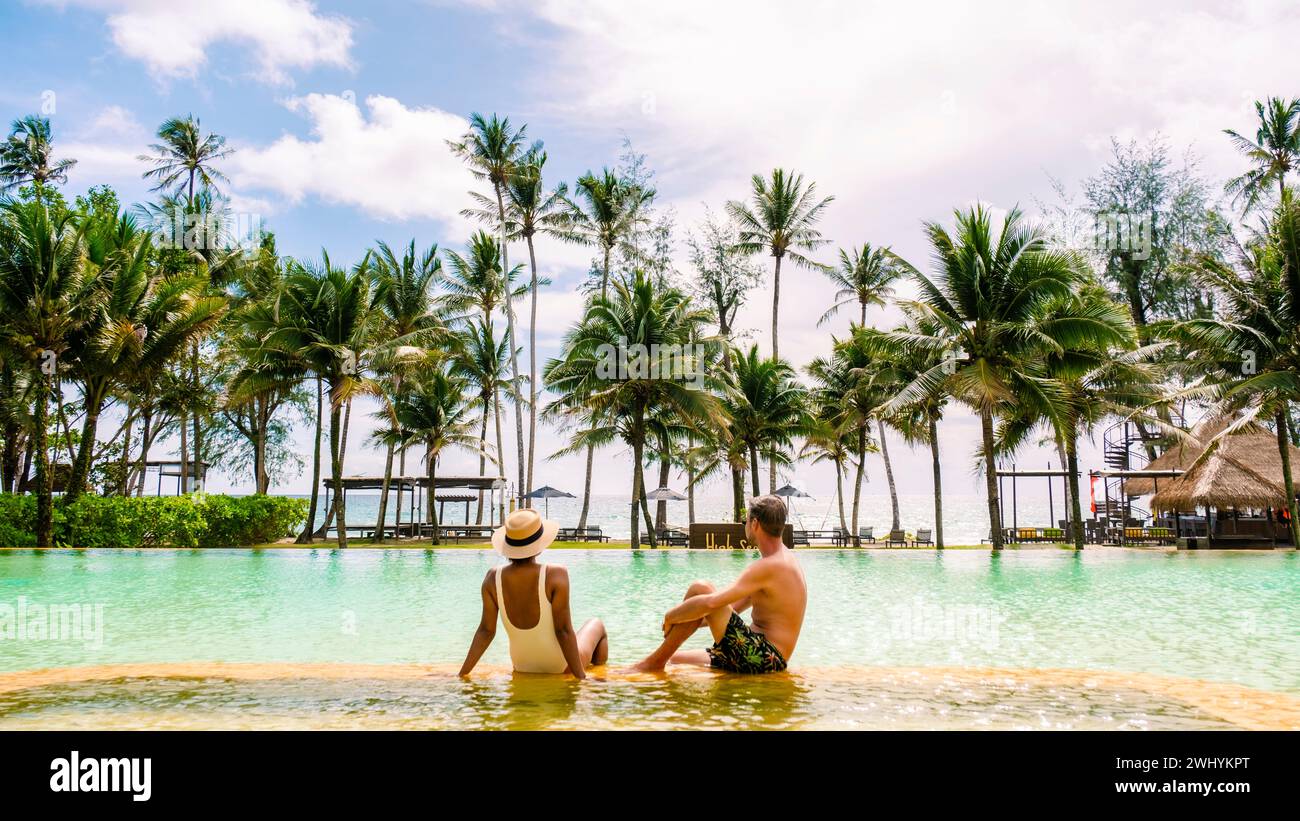 Piscina sulla spiaggia della Tailandia, vacanza di lusso in Tailandia, coppia in vacanza in Tailandia Foto Stock