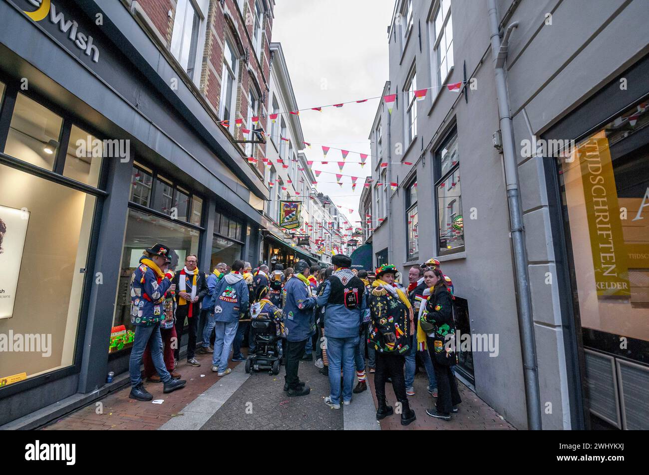 Visitatori e festaioli durante il Carnevale 2024 nel centro della città di Den Bosh. A causa del forte afflusso di visitatori quest'anno, il comune ha chiesto ai potenziali visitatori se potevano annullare la loro visita. Il Carnevale di Oeteldonk viene celebrato ufficialmente da domenica 11 febbraio a martedì 13 febbraio. 'S-Hertogenbosch poi cambia il suo nome in Oeteldonk per l'evento. Il Carnevale è un festival che è stato celebrato a Den Bosch per più di 550 anni e attira molti visitatori da fuori città. A causa del gran numero di disturbi verificatisi in passato e per garantire che tutto procedesse senza problemi Foto Stock