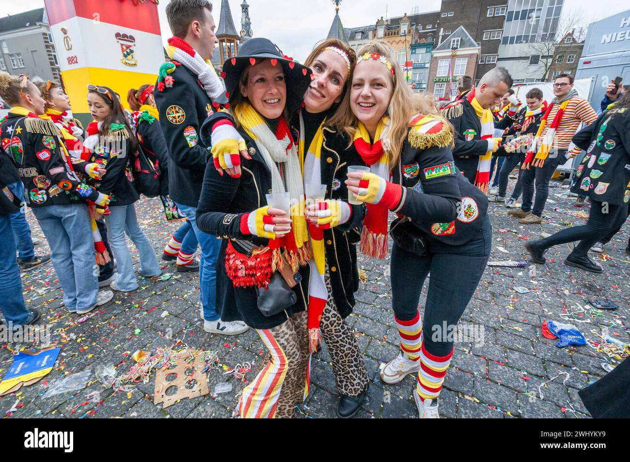 I visitatori e i festaioli posano per una foto durante il Carnevale 2024 nel centro della città di Den Bosh. A causa del forte afflusso di visitatori quest'anno, il comune ha chiesto ai potenziali visitatori se potevano annullare la loro visita. Il Carnevale di Oeteldonk viene celebrato ufficialmente da domenica 11 febbraio a martedì 13 febbraio. 'S-Hertogenbosch poi cambia il suo nome in Oeteldonk per l'evento. Il Carnevale è un festival che è stato celebrato a Den Bosch per più di 550 anni e attira molti visitatori da fuori città. A causa del gran numero di disordini nel suo passato e per garantire che tutto Foto Stock