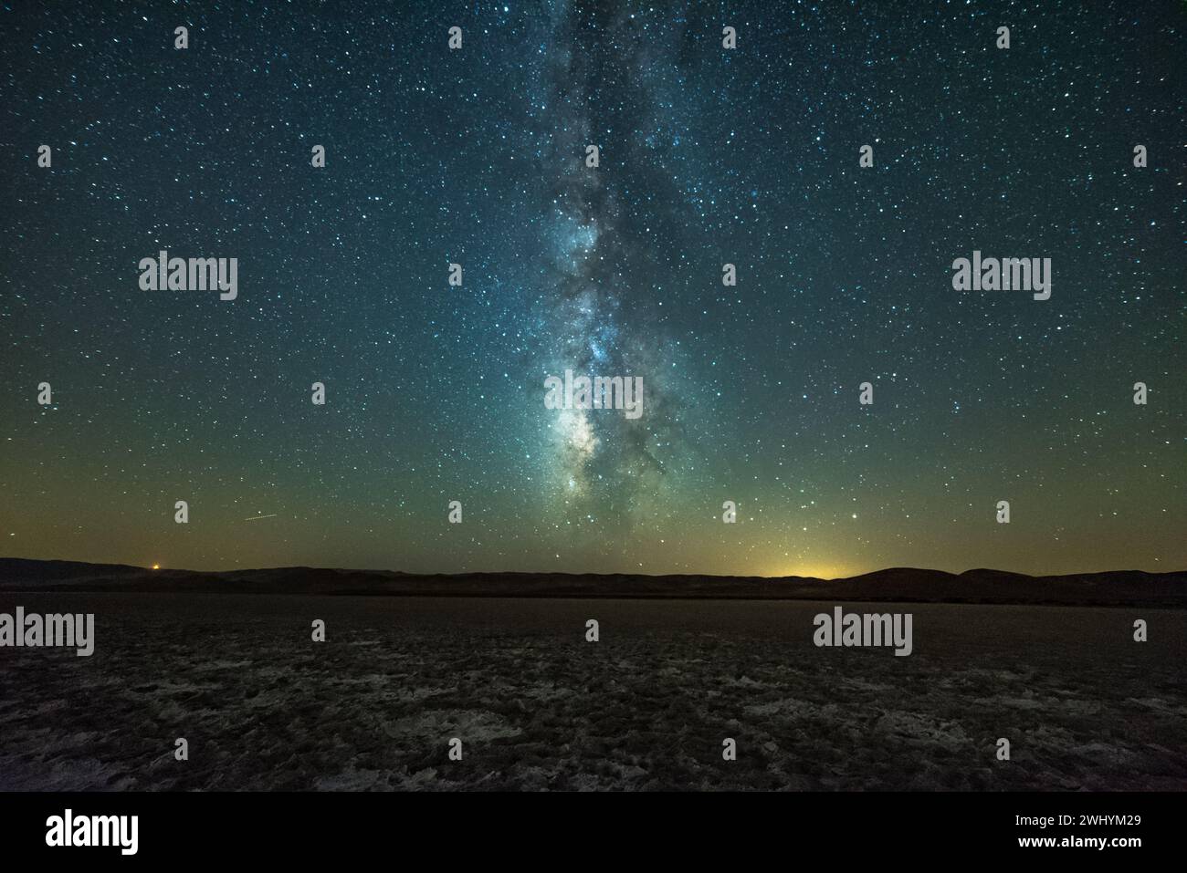 Via Lattea, Rising, lago Soda, California centrale, cielo notturno, astrofotografia, bellezza celeste, nucleo galattico, paesaggio notturno, cielo stellato Foto Stock