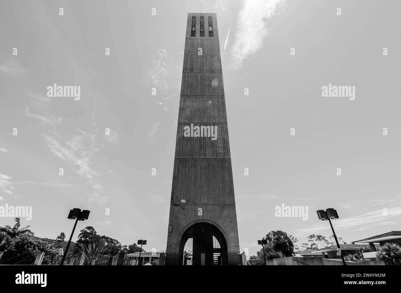 Storke Tower, UCSB, bianco e nero, punto di riferimento dell'università, bellezza architettonica, struttura iconica monocromatica Foto Stock