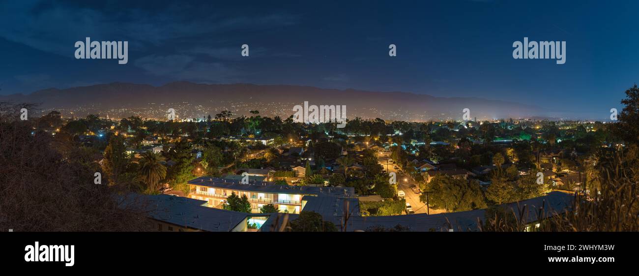 Santa Barbara Westside, panorama notturno, Blue Hour, tramonto, luci della città, vista sulle montagne, paesaggio urbano al crepuscolo, skyline notturno Foto Stock