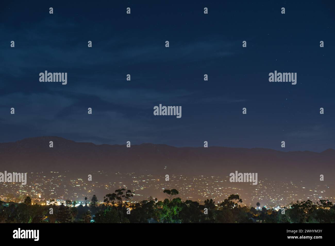 Santa Barbara Westside, panorama notturno, Blue Hour, tramonto, luci della città, vista sulle montagne, paesaggio urbano al crepuscolo, skyline notturno Foto Stock