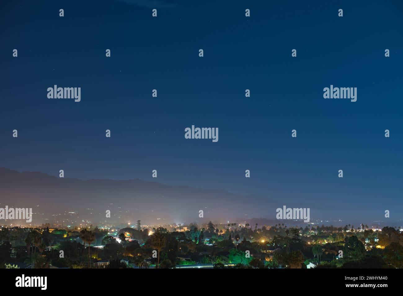Santa Barbara Westside, panorama notturno, Blue Hour, tramonto, luci della città, vista sulle montagne, paesaggio urbano al crepuscolo, skyline notturno Foto Stock