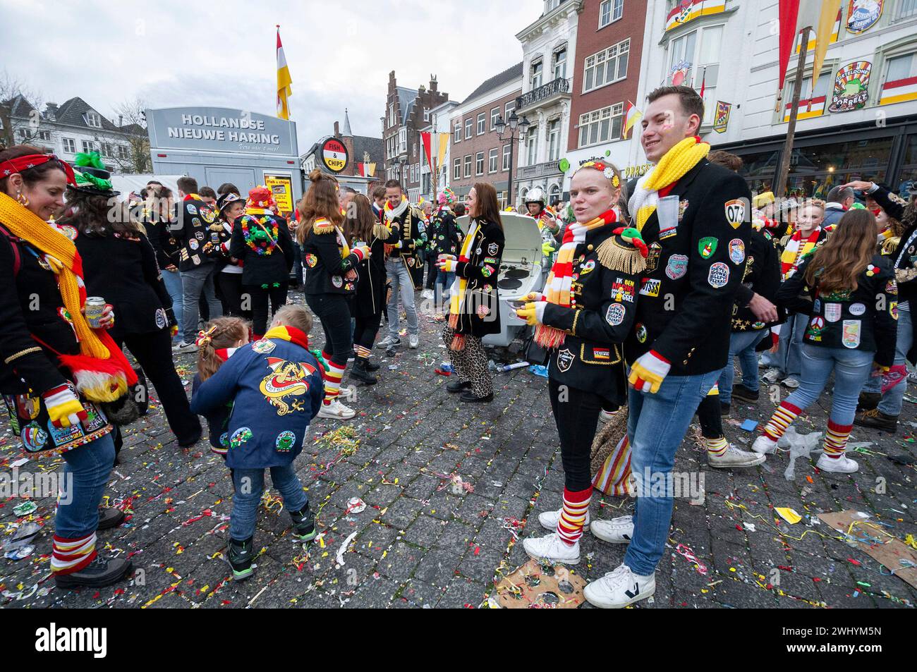 Visitatori e festaioli durante il Carnevale 2024 nel centro della città di Den Bosh. A causa del forte afflusso di visitatori quest'anno, il comune ha chiesto ai potenziali visitatori se potevano annullare la loro visita. Il Carnevale di Oeteldonk viene celebrato ufficialmente da domenica 11 febbraio a martedì 13 febbraio. 'S-Hertogenbosch poi cambia il suo nome in Oeteldonk per l'evento. Il Carnevale è un festival che è stato celebrato a Den Bosch per più di 550 anni e attira molti visitatori da fuori città. A causa del gran numero di disturbi verificatisi in passato e per garantire che tutto procedesse senza problemi Foto Stock