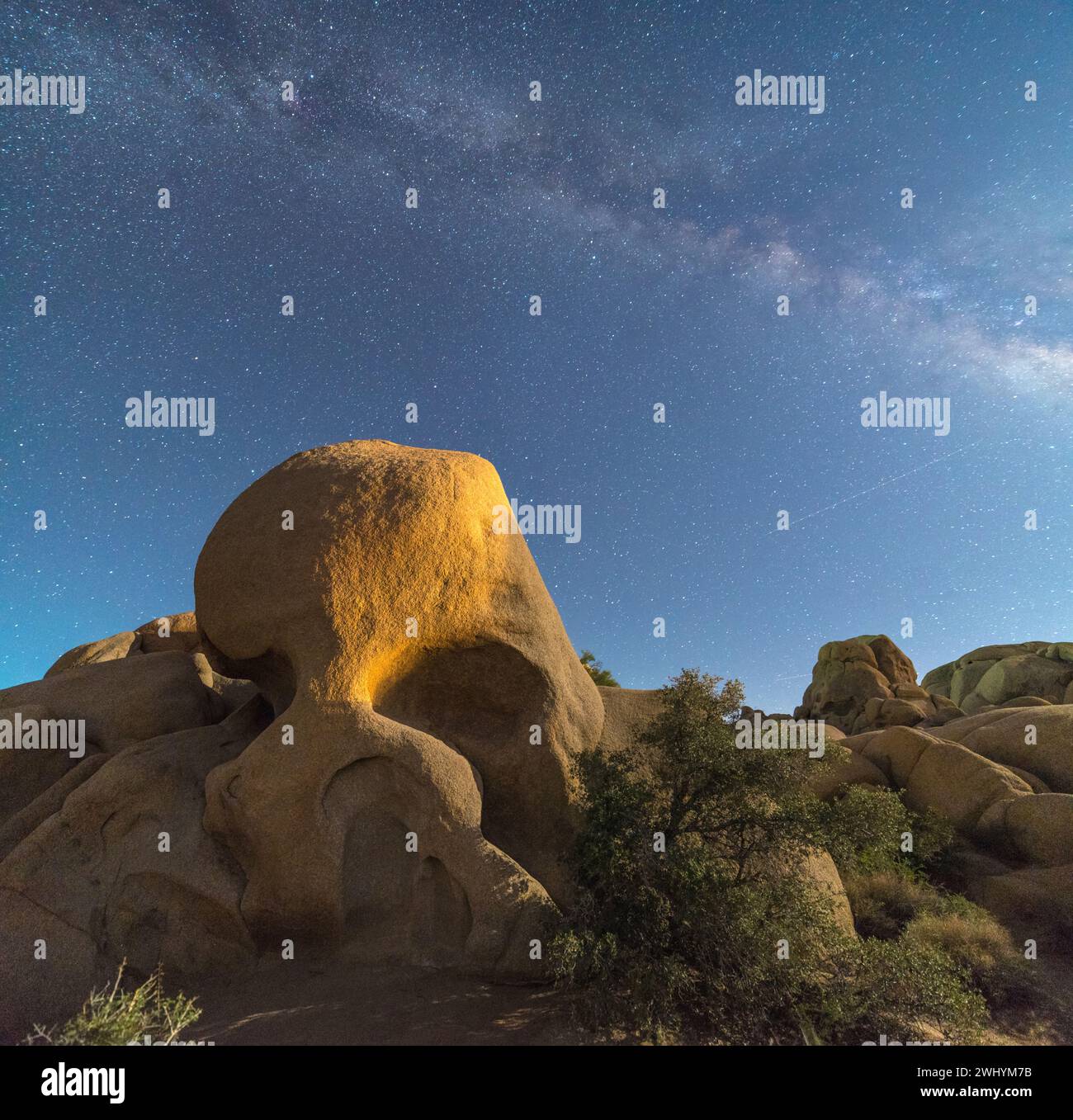 Skull Rock, Joshua Tree National Park, via Lattea, astrofotografia, cielo notturno, bellezza celeste, paesaggio cosmico Foto Stock