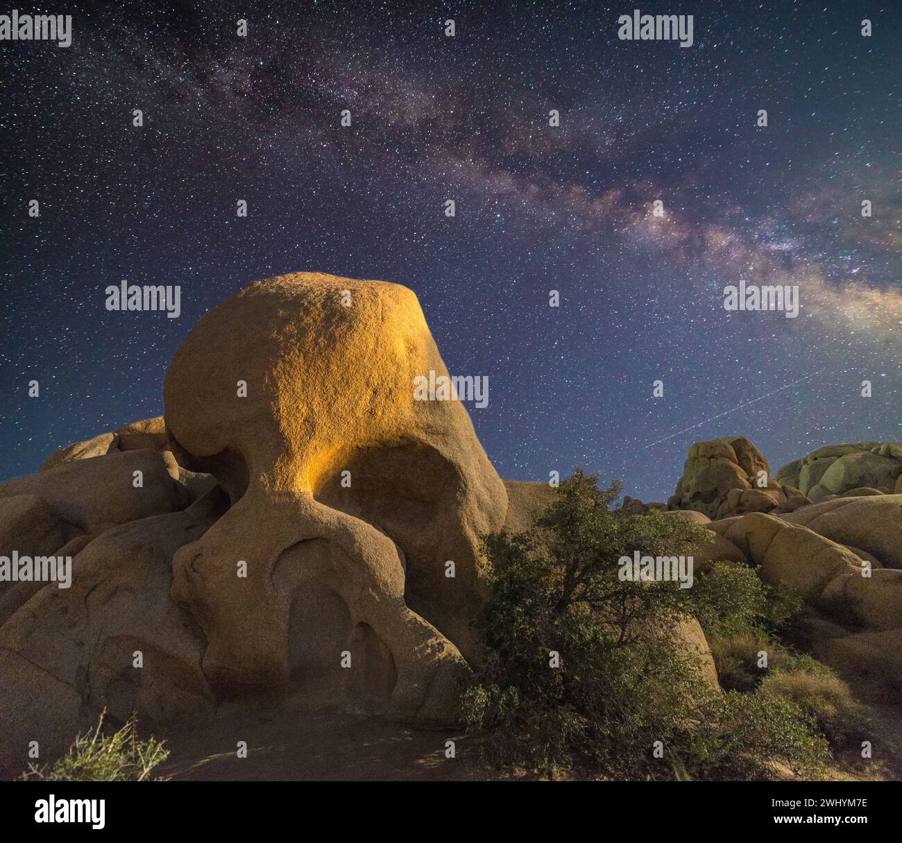 Skull Rock, Joshua Tree National Park, via Lattea, astrofotografia, cielo notturno, bellezza celeste, paesaggio cosmico Foto Stock