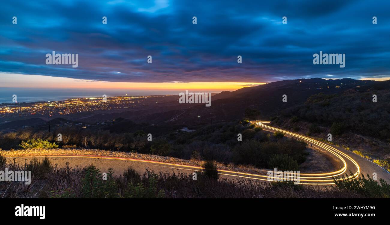 Santa Barbara, notturna, sentieri leggeri, Mountain Road, guida notturna, paesaggio montuoso illuminato Foto Stock
