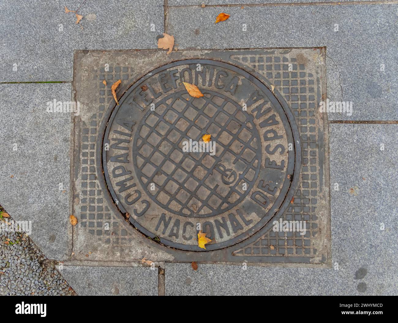 Una copertura di tombini nella città di Madrid, in Spagna Foto Stock