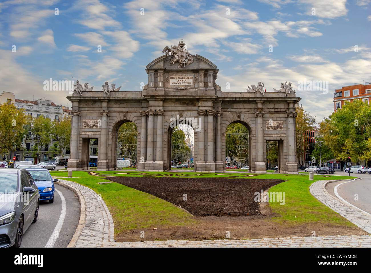 La Puerta De AlcalÃ¡ è Una porta neoclassica situata in Plaza De la Independencia a Madrid, Spagna Foto Stock