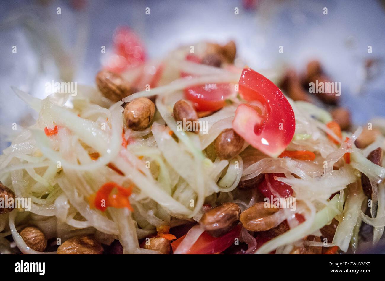 Thai, insalata di papaya verde, Som Tum, fotografia culinaria, vista ravvicinata, cucina esotica, autentica tailandese, colori vivaci, piatti piccanti Foto Stock