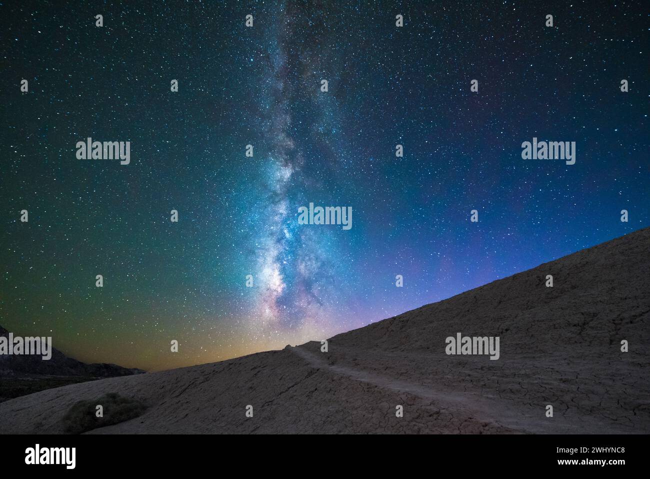 Dreamy, Photo, Desert Path, Ethereal, colori pastello, via Lattea verticale, astrofotografia, cielo notturno, Starry, onirico Foto Stock