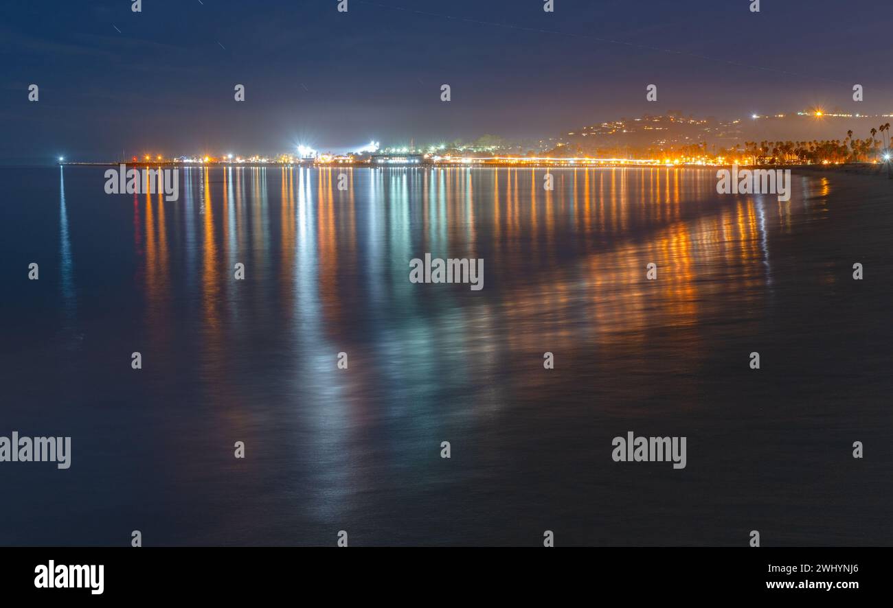 Streaky Reflection, centro di Santa Barbara, Stearns Wharf, Silky Water, Long Exposure, oceano Pacifico, Coastal City Foto Stock
