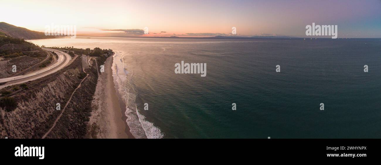 Aerial, Rincon Surf Spot, California meridionale, Perfect Waves, Surf, tramonto, Vista Oceano, bellezza costiera, pausa surf Foto Stock