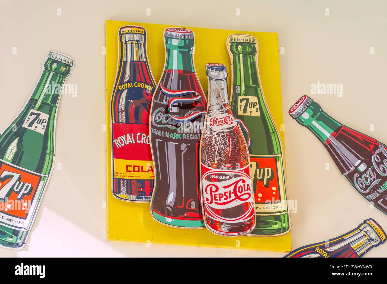 Cartelli pubblicitari per i colas classici in Lori's American Diner, Sutter Street, San Francisco, California, Stati Uniti Foto Stock