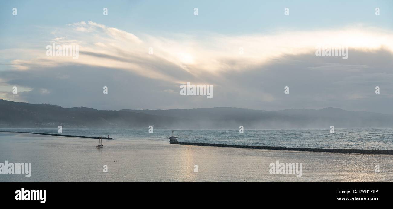Half Moon Bay Harbor, Mavericks Surf, Sunrise, mattina presto, Oceanfront, costa, vista sul porto, Brilliant Colors Foto Stock