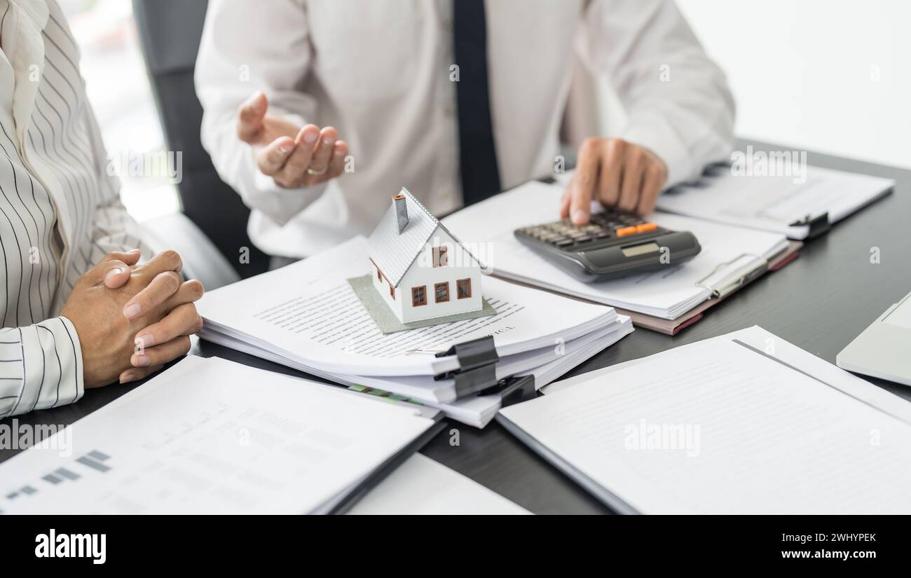 Documento del modulo di richiesta di consulenza da parte del responsabile vendite, considerando l'offerta di mutui ipotecari per l'assicurazione di auto e case. Immobili Foto Stock