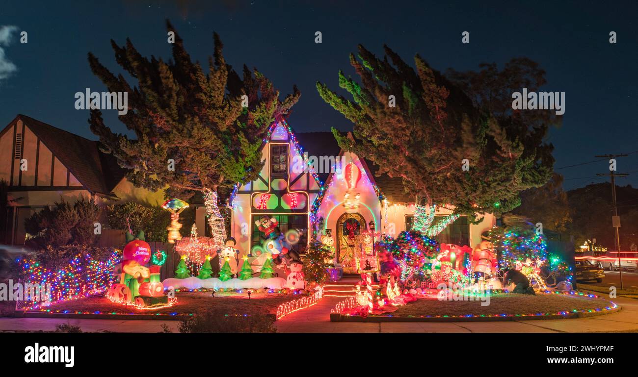 Santa Barbara, California, Casa, luci di Natale, decorazioni natalizie, intricato, luminoso, colorato, Natale, festoso, vacanze Foto Stock